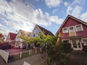 300,000 new homes will be built despite financial pressures, says Housing Secretary